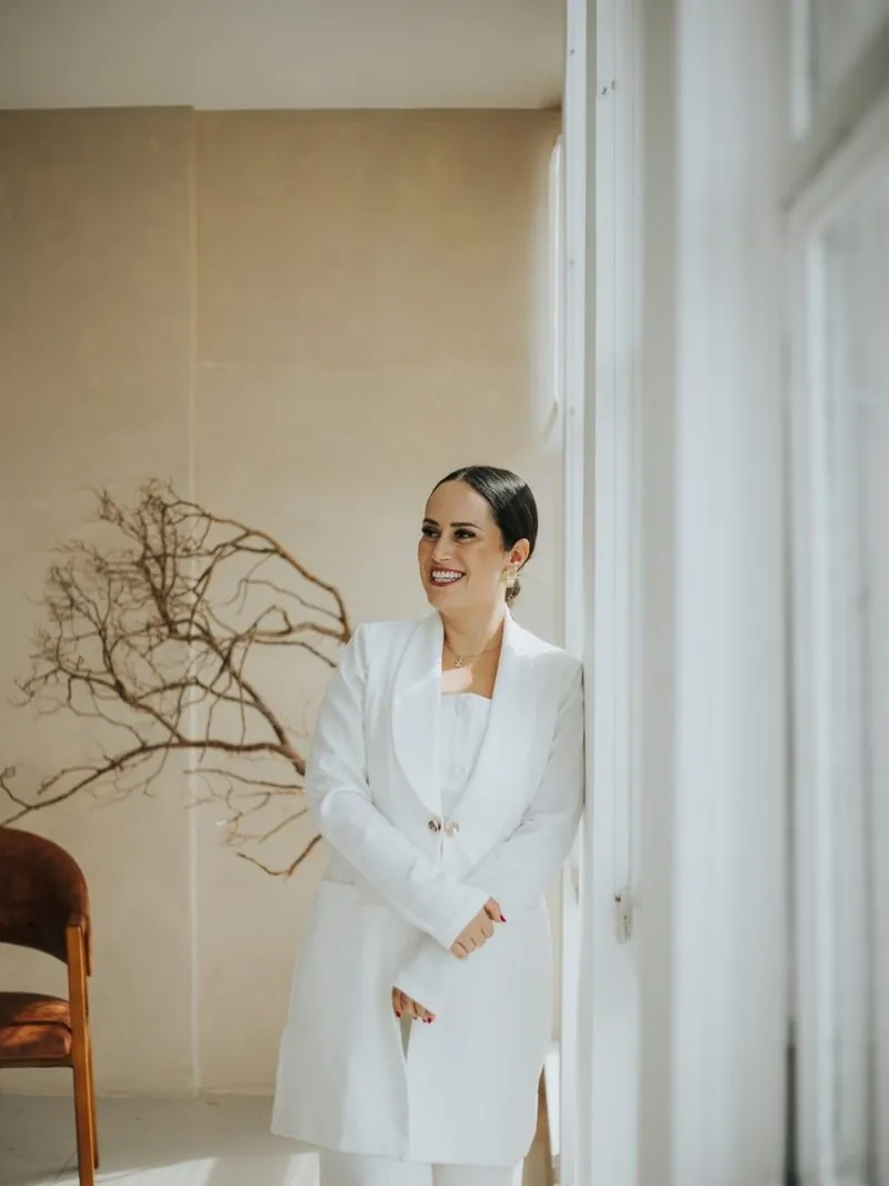 M.V Roberta Rocha sorrindo, em traje profissional branco
