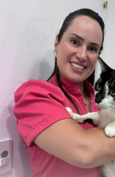 M.V Roberta segurando um gato no colo durante o atendimento
